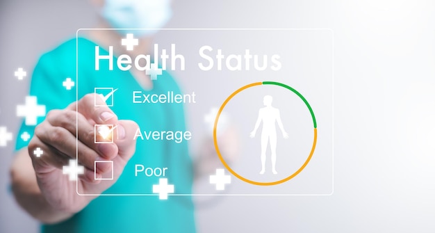 La doctora utiliza una casilla de verificación de pluma para la excelencia del estado de salud en el formulario de evaluación del estado de salud Documentos del hospital Formularios de seguro médico Papeleo del médico Concepto de estado de salud