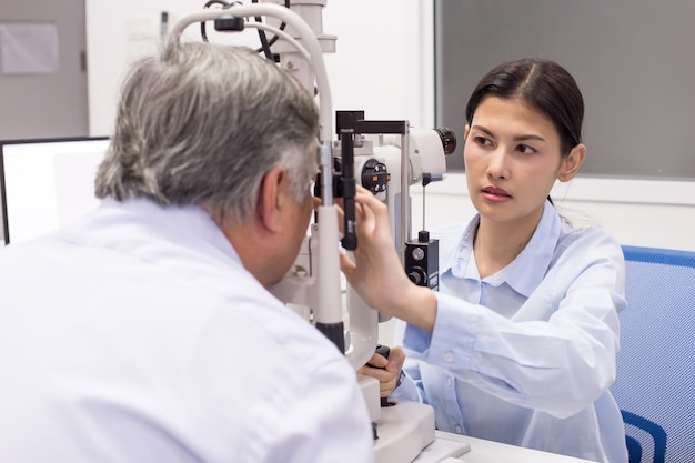 Foto doctora, utilizar, máquina, para, verificar, viejo, ojo del hombre