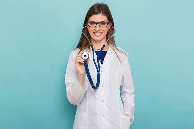 Doctora en vasos con estetoscopio