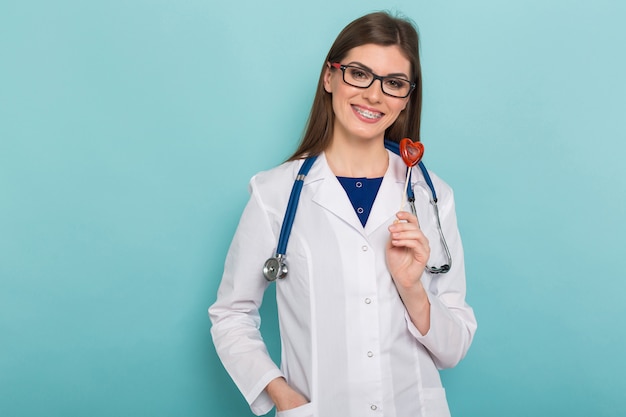 Foto doctora en vasos con piruleta