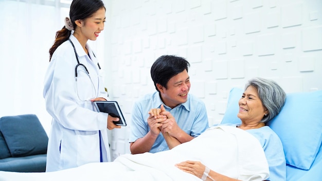 Foto doctora viene a examinar los síntomas de una paciente anciana