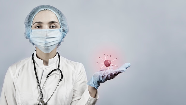 Doctora vistiendo un uniforme médico protector con coronavirus