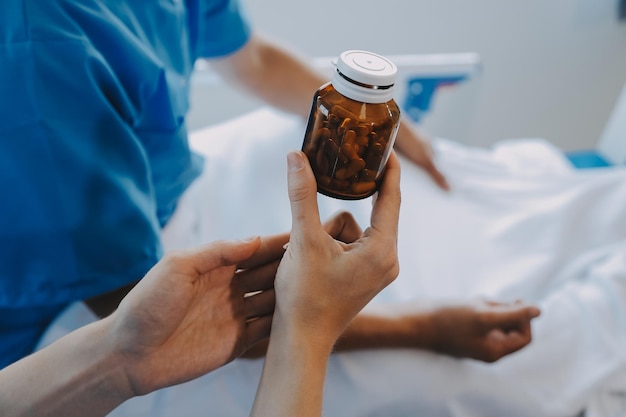 Foto las doctoras asiáticas toman la mano del paciente y alientan y brindan asesoramiento médico mientras controlan la salud del paciente en la cama concepto de atención y compasión atención prenatal amenaza de aborto