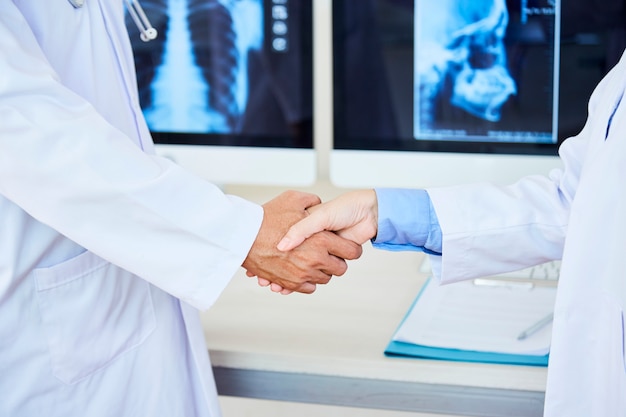 Doctores dándose la mano en el hospital