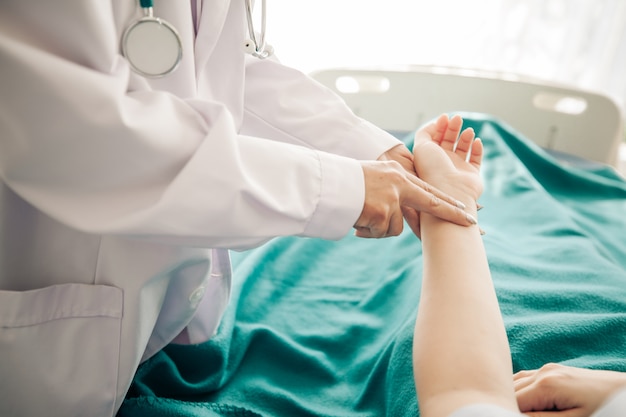 Foto los doctores están midiendo la presión.