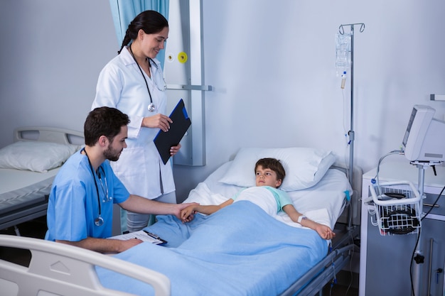 Doctores examinando paciente en sala