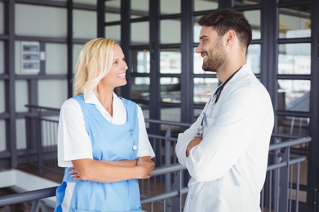 Doctores felices discutiendo