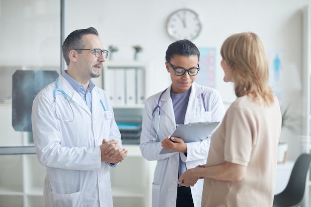 Doctores hablando con el paciente