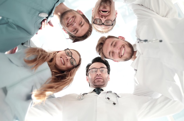 Foto doctores mirando hacia abajo sonriendo a la cámara