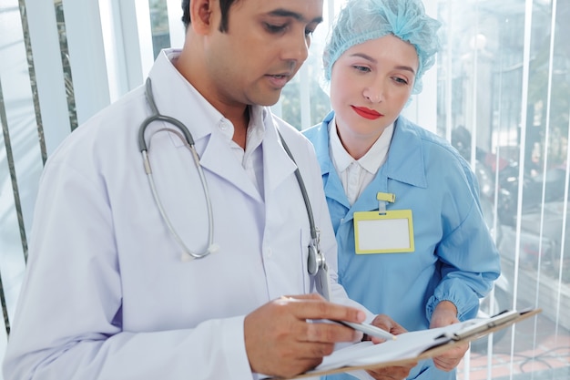 Doctores que leen el historial médico