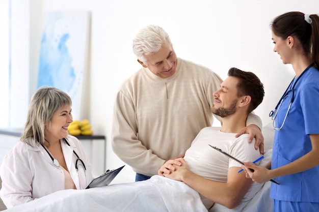 Doctores que visitan al paciente en el hospital.