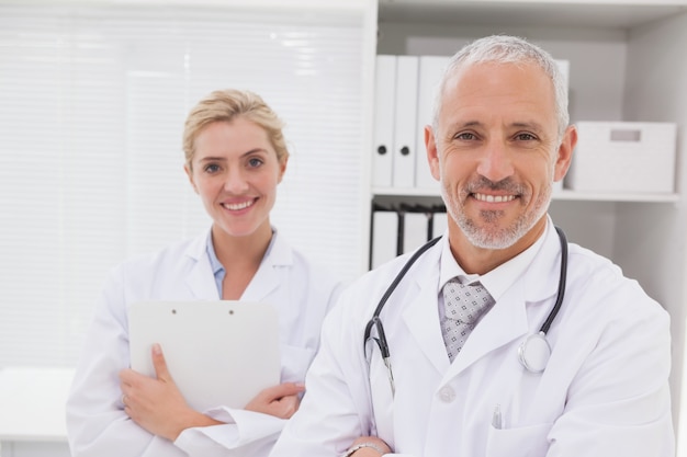 Doctores sonrientes compañero de trabajo de pie