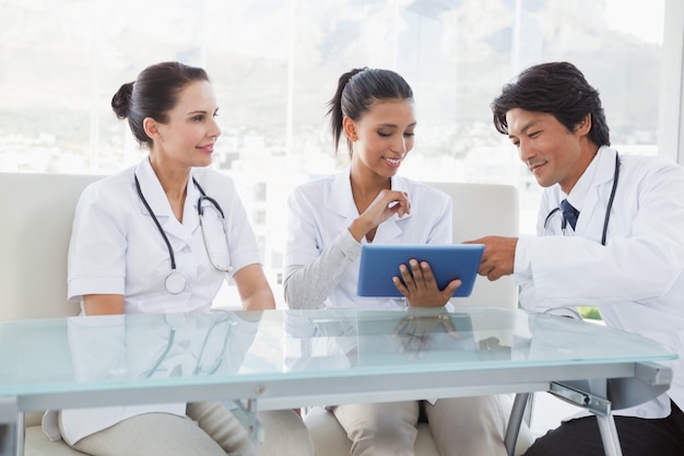 Doctores sonrientes que usan una PC de la tableta