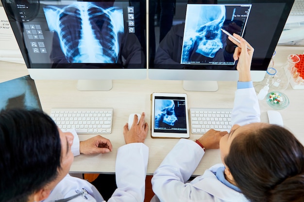 Foto doctores trabajando en equipo