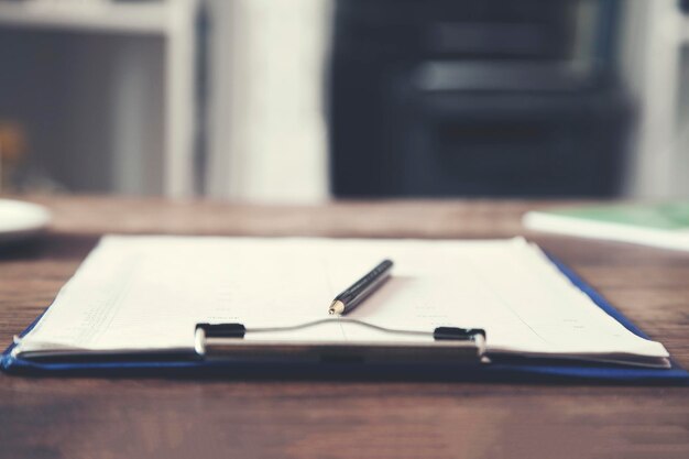 Documento y bolígrafo sobre mesa
