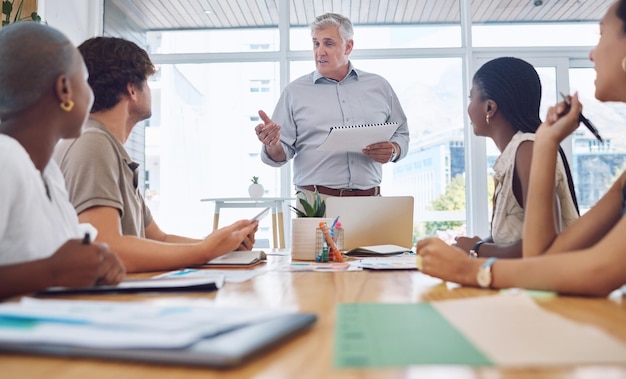 Documento de chefe e líder na apresentação para discussão de estratégia de negócios com equipe de escritório reunião de diretoria com ceo masculino para brainstorming corporativo com equipe de local de trabalho de opinião diversificada