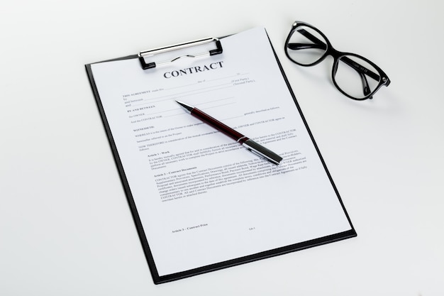 Documento de contrato de negócios com caneta