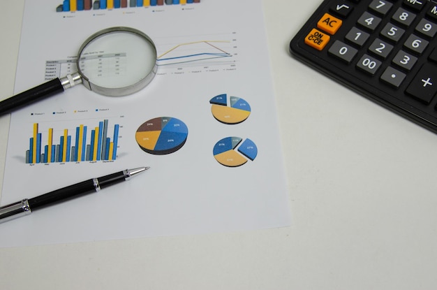 Documento de relatório de finanças de papel diagrama gráfico de dados investimento e caneta lupaConceito de informação de economia de contabilidade empresarial