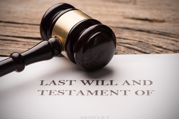 Documento de última vontade e testamento na mesa