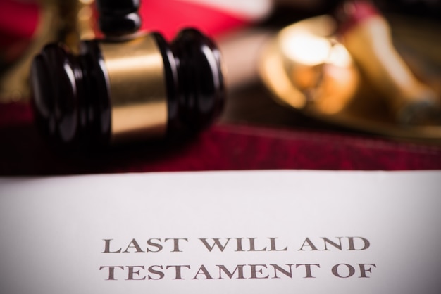 Documento de última vontade e testamento na mesa