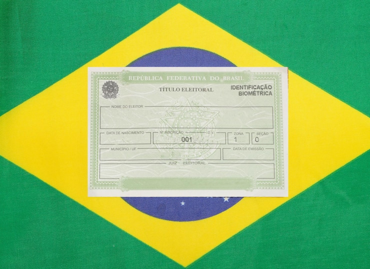 Foto documento eleitoral brasileiro sob a bandeira brasileira
