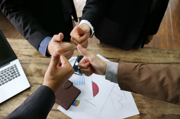 Foto documento gráfico en la tabla y cubierta del concepto de asociación de trabajo en equipo de hands hands arriba