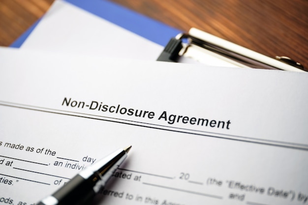 Documento legal Acuerdo de no divulgación en papel de cerca.