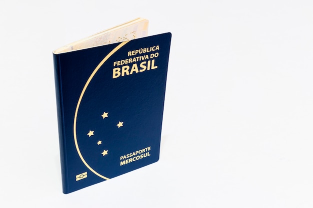 Documento, passaporte brasileiro. fundo branco