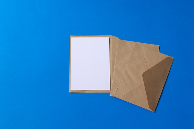 Documento de sobre de Kraft marrón de maqueta con tarjeta blanca en blanco
