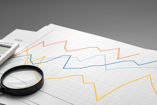 Documentos de análisis de gráficos de negocios sobre fondo gris