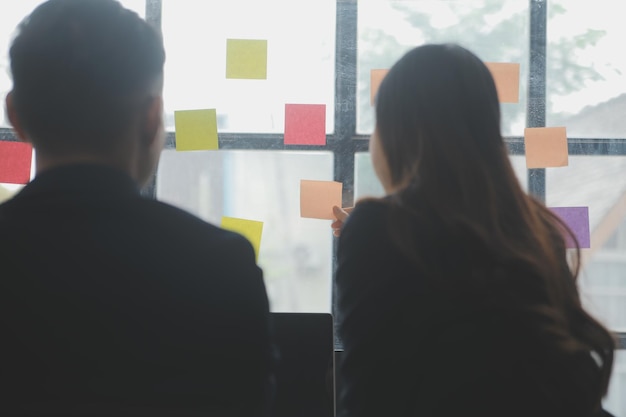 Documentos comerciales Auditor mujer de negocios comprobación búsqueda de documentos legales preparar papeleo o informe para el análisis Tax timeaccountant Documentos datos contrato socio trato en la oficina del lugar de trabajo