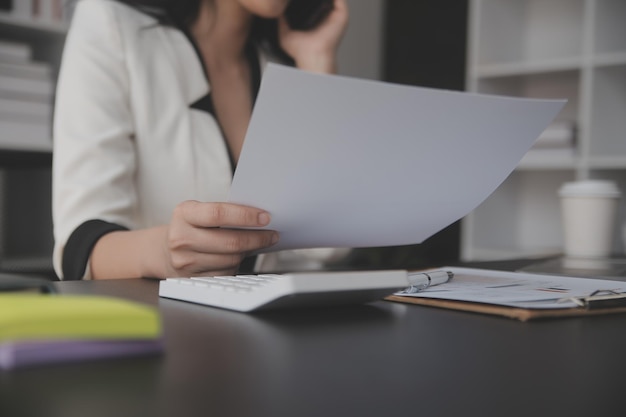 Documentos comerciales Auditor mujer de negocios comprobación búsqueda de documentos legales preparar papeleo o informe para el análisis Tax timeaccountant Documentos datos contrato socio trato en la oficina del lugar de trabajo