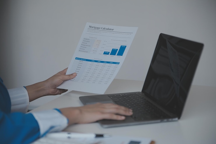 Foto documentos comerciales auditor mujer de negocios comprobación búsqueda de documentos legales preparar papeleo o informe para el análisis tax timeaccountant documentos datos contrato socio trato en la oficina del lugar de trabajo