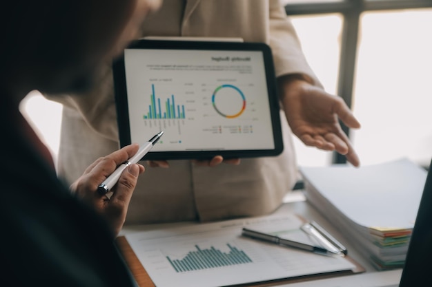 Documentos comerciales Auditor mujer de negocios comprobación búsqueda de documentos legales preparar papeleo o informe para el análisis Tax timeaccountant Documentos datos contrato socio trato en la oficina del lugar de trabajo