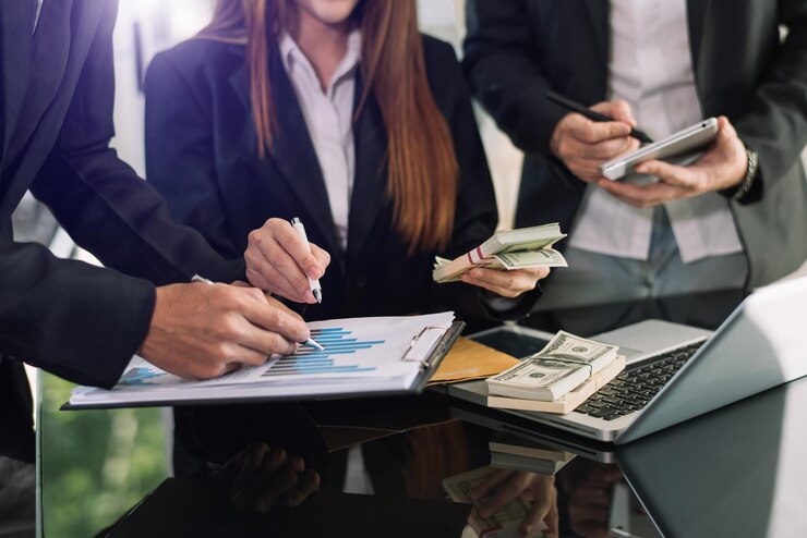 Foto documentos comerciales en la mesa de la oficina con teléfono inteligente y calculadora, tableta digital y negocios gráficos con diagrama de redes sociales y dos colegas discutiendo datos que trabajan en la oficina