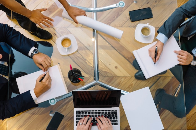 Documentos comerciales en la mesa de oficina con teléfono inteligente y computadora portátil