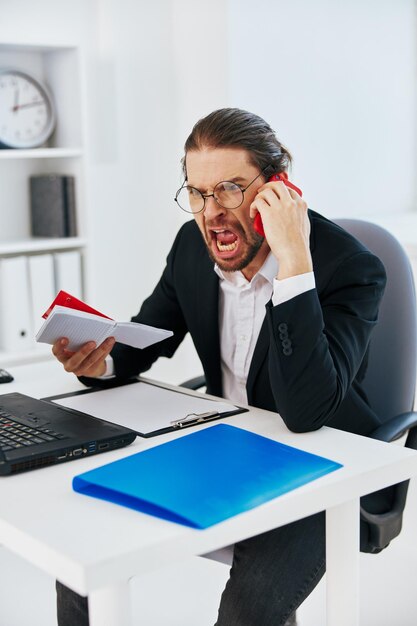 Foto documentos de empresário trabalho escritório portátil estilo de vida foto de alta qualidade