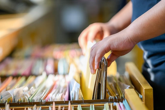 Documentos de escritório em papel em arquivos colocados no arquivo x9