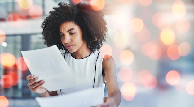 Documentos de mulher de negócios e relatório financeiro confuso ou lendo informações de contabilidade orçamentária ou folha de pagamento Trabalhador ou contador africano com documentação de fatura ou dívida em sobreposição de bokeh ou maquete