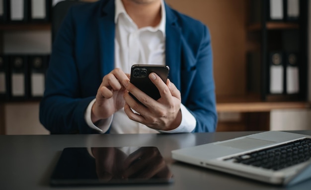 Documentos de negócios na mesa de escritório com smartphone e tablet digital e gráfico financeiro e mulher trabalhando no officexA moderno