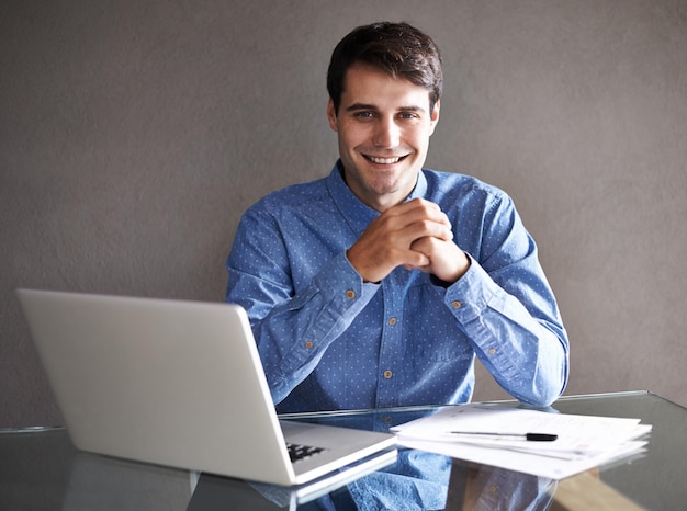 Documentos de portátil e retrato de homem de negócios no escritório para revisão e relatório de projeto de proposta Consultor profissional e pessoa com papelada e computador para pesquisa e planejamento de site
