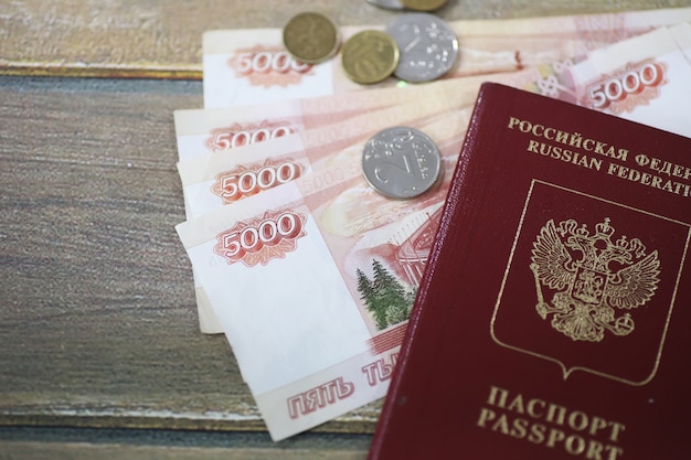 Documentos y dinero en el piso Pasaporte ruso y moneda