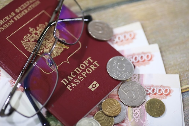 Documentos e dinheiro no chão passaporte russo e moeda