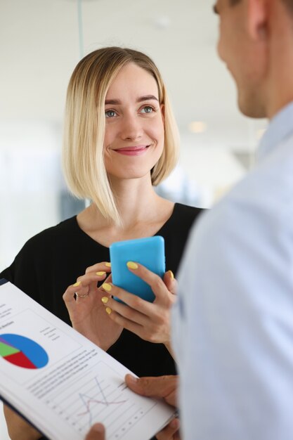 Documentos de estudio de hombre y mujer de empresarios