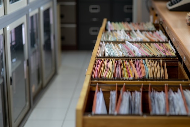 Documentos importantes guardados en el gabinete.