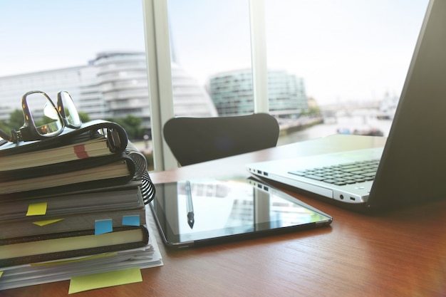 Documentos de negocios en la mesa de oficina con teléfono inteligente y tableta digital como negocio de espacio de trabajo.