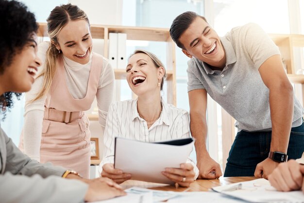 Foto documentos de reuniones y equipo feliz con el éxito de los objetivos de kpi estrategia de marketing global o trabajo en equipo líder gerente o personas de negocios de diversidad con datos que se ríen de bromas o logros de ventas