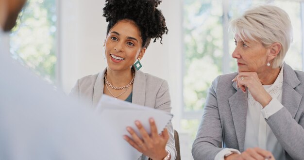 Foto documentos de trabajo en equipo y mujeres en reuniones de negocios para la estrategia de planificación y el informe de marketing gestión de colaboración y trabajadores profesionales en discusión con revisión y propuesta de papeleo