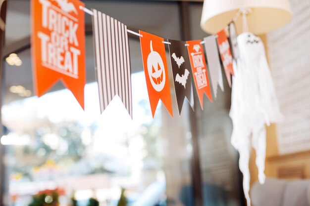 Doçura ou travessura. Belas decorações brilhantes com sinalização doçura ou travessura em um amplo salão de eventos para a festa de Halloween