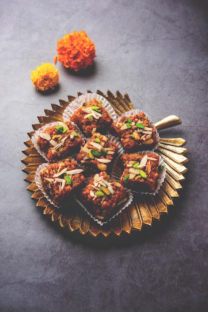 Dodha Barfi o Doda Burfi es un dulce tradicional indio que tiene una textura granulada y masticable